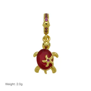 Vergoldeter Schildkröten Anhänger mit roter Emailleschale und lila Steinen für Armband Schmuck.