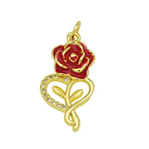 Exquisites Detail des roten Emaillierte-Rosen-Anhängers, 18K vergoldetes Kupfer Zubehör.