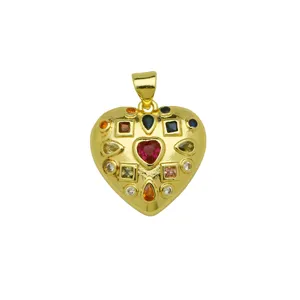 Detailansicht des vergoldeten Herzanhängers mit bunten Zirkoniasteinen für elegante Kette.