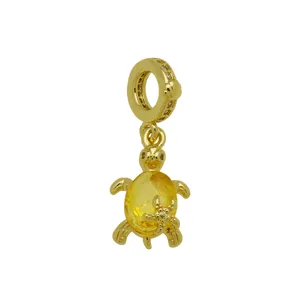 Vergoldeter Schildkröten Anhänger mit gelbem Kristallstein und funkelnden Strassdetails für Armbänder.