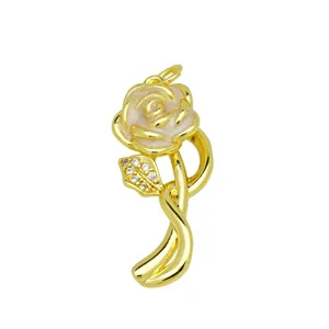 Detailansicht eines vergoldeten Rosen-Kettenanhängers mit Emaille und glitzernden Zirkoniasteinen.