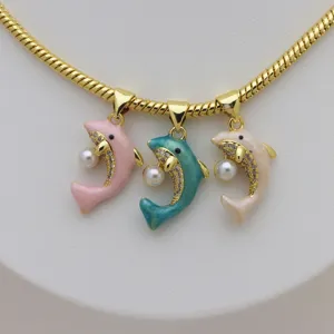 Collana con ciondolo delfino placcato oro, smalto colorato, zirconi e perla bianca.