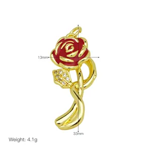 Nahaufnahme des eleganten roten Emailleschmucks mit goldenem Stiel und funkelndem Kristallblatt.