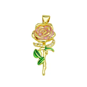 Vergoldeter rosa emaillierter Rosenblüten-Anhänger Halsketten-Zubehör mit funkelnden Zirkonia.