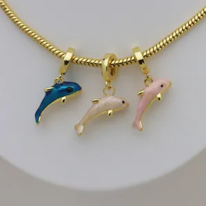 Collana con catena a serpente dorata e tre ciondoli a forma di delfino in smalto colorato.