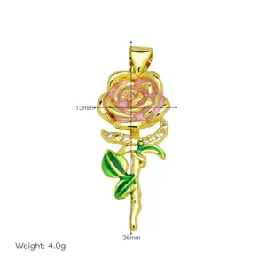 Vergoldeter Rosen Anhänger Halskette Zubehör mit rosa Emaillierung und funkelnden Kristallsteinen.
