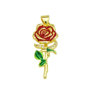 Elegantes Detail des vergoldeten roten Rosen-Anhängers mit Emaille und glitzernden Zirkonen.