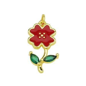 Detailaufnahme eines rot emaillierten Blumenanhängers mit grünen Blättern für DIY-Schmuck.