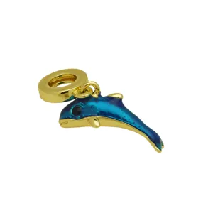 Primo piano dettagliato di un delizioso ciondolo a delfino smaltato blu con placcatura in oro 18K.