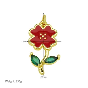 Detailaufnahme des vergoldeten roten Emaille Blumen Anhängers mit grünen Kristallblättern.
