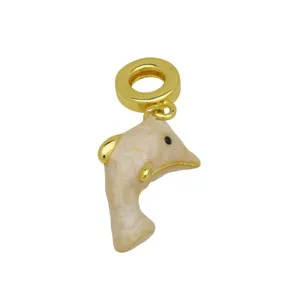 Squisito ciondolo delfino placcato oro 18k in rame, vista ravvicinata dettagliata del ciondolo.