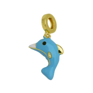 Primo piano dettagliato di un grazioso ciondolo a delfino in smalto blu in rame dorato.