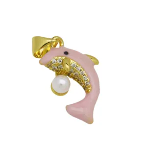 Dettaglio del ciondolo delfino rosa, impreziosito da zirconi lucidi e perla bianca.