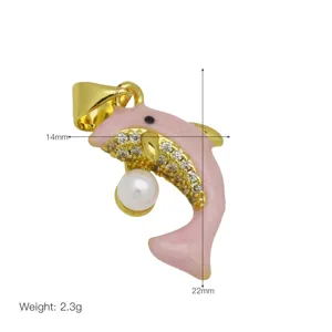Ciondolo a forma di delfino smaltato dorato con perla bianca e strass di cristallo.