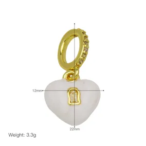Ciondolo charm cuore smalto rosa dorato con dettaglio strass, accessorio misura 22x12mm.