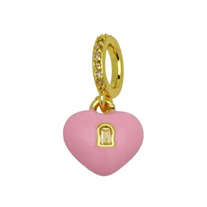Ciondolo charm lucchetto cuore smalto rosa placcato oro con dettagli in cristallo.