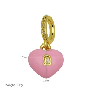 Charm pendente a cuore rosa placcato in oro con dettaglio serratura di cristallo, elegante.