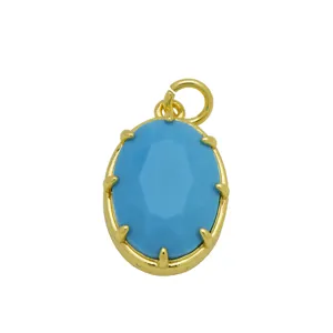 Nahaufnahme des ovalen blauen Zirkonias Anhängers mit vergoldeter Krallenfassung im Detail.