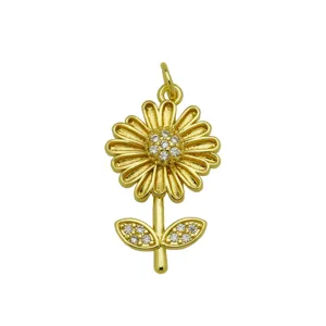 Nahaufnahme Detailansicht des vergoldeten Sonnenblumen Anhängers mit funkelnden Zirkonia.