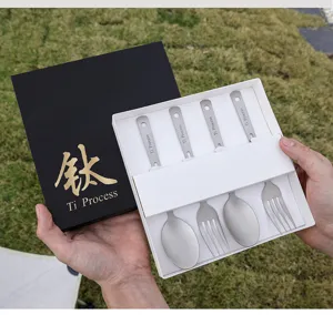Gros plan sur le set de couverts de camping en titane, cuillère et fourchette en coffret.