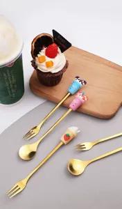 Set de cucharas y tenedores de acero inoxidable con mango de silicona para postre.