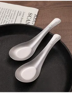 Juego de cucharas plateadas de titanio, ideal para comidas al aire libre y uso diario.