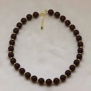Collier de perles fait à main avec des perles rondes rouge foncé et espaceurs dorés mode