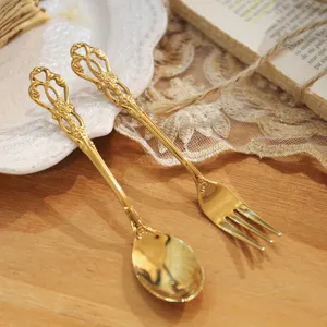 Set de cuchara y tenedor de postre de acero inoxidable vintage dorado con relieve hueco.