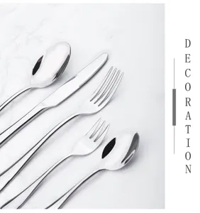 Detailaufnahme des Bestecksets aus Edelstahl, spiegelpoliertes Messer, Gabel und Löffel.