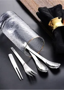 Gelahmtes edelstahl besteck set mit glasbecher, luxus goldrand design fur das abendessen.