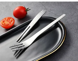 Detailansicht von kreativem gehämmertem Besteck aus Edelstahl, elegantes und langlebiges Design.
