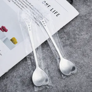 Cuillère à mélanger longue en acier inoxydable en forme de cœur pour café et desserts.