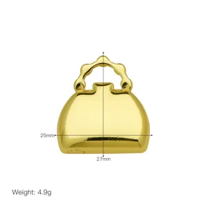 Vista dettagliata del ciondolo a forma di borsa placcato oro con dimensioni precise.