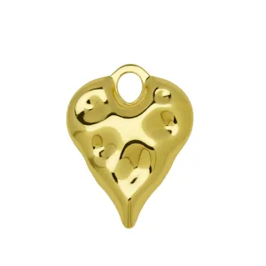 Primo piano del ciondolo a cuore dorato lucido con una speciale texture martellata.
