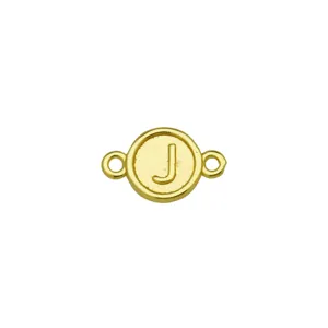 Dettaglio del connettore con ciondolo lettera J in metallo dorato per bracciali e collane DIY.