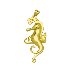 Dettaglio pendente cavalluccio marino dorato, finitura lucida, elegante gioiello.