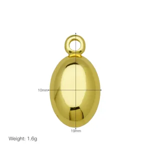 Ciondolo ovale liscio placcato in oro dettaglio primo piano con dimensioni precise.