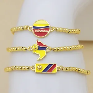 Goldene Perlenarmbänder mit Kolumbien Flagge Landeskarte und Fußball Anhängern.