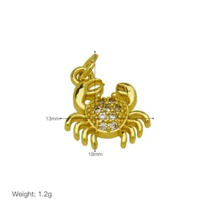 Detalle de colgante de cangrejo de circonita chapado en oro, accesorio de joyería.