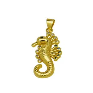 Detalle de colgante de caballito de mar bañado en oro con circonitas brillantes