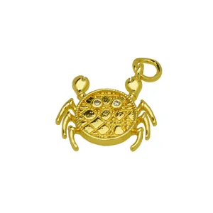 Colgante de cangrejo bañado en oro con patrón cannage refinado y ojos de circonita brillantes.