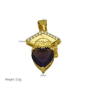 Vergoldeter 18k Doktorhut Anhänger mit Zirkonia und Herz lila Stein personalisierter Name