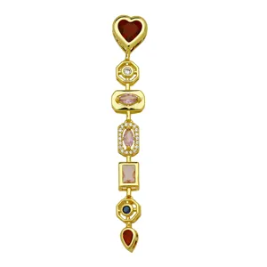 Exakter Anhänger mit 18k vergoldeter Kette und bunten Zirkonsteinen im geometrischen Design.