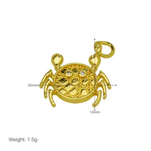 Colgante de cangrejo dorado con ojos de circonita y patrón clásico para collares.