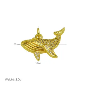 Vista detallada del colgante de ballena de cobre chapado en oro de 18k con circonitas.