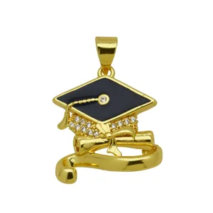 Detailaufnahme des exquisiten 18k vergoldeten Doktorhut Anhängers mit funkelnden Zirkonia.