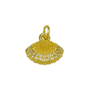 Exquisito detalle de colgante de concha de circón chapado en oro 18K, estilo marino.