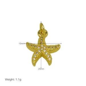 Primer plano del colgante de estrella de mar bañado en oro con brillantes cristales de circonita.