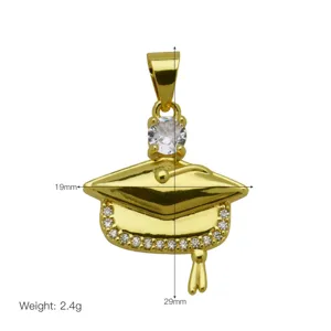 Elegante 18k vergoldete Doktormuetze Anhaenger Halskette mit funkelnden Zirkonia Steinen.