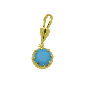 Detailansicht des vergoldeten runden blauen Zirkon-Anhängers mit exquisiten Krappenfassungsdetails.